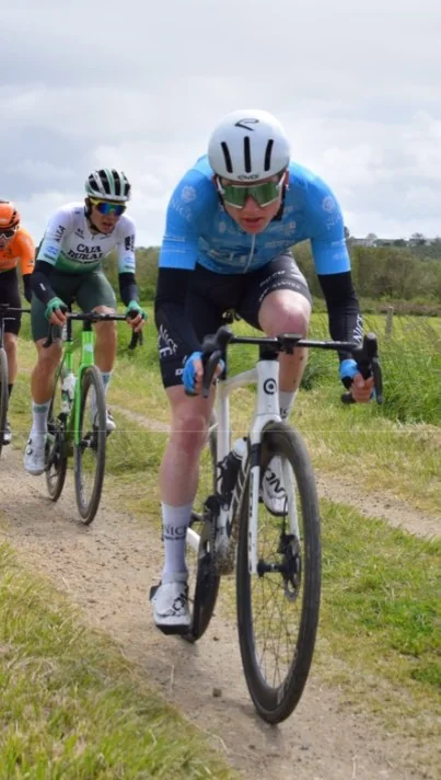 Alexander Konijn, cycliste route, accompagné par Robin Meyer Nutrition
