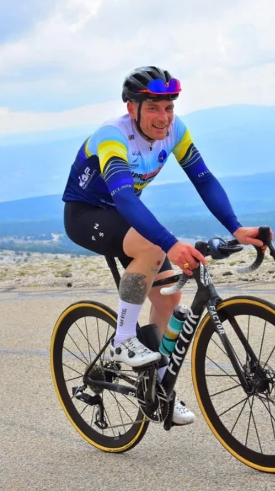 Fabien Toselli, cycliste sur route, suivi par Robin Meyer Nutrition